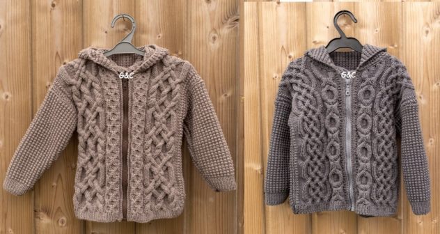 Double-Je-veste-à-capuche-pour-enfant-tricotée-main-en-point-de-torsades-1024x544