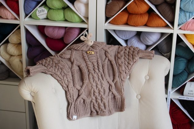 Poncho-bébé-cent-pour-cent-mérinos-tricoté-au-point-Irlandais