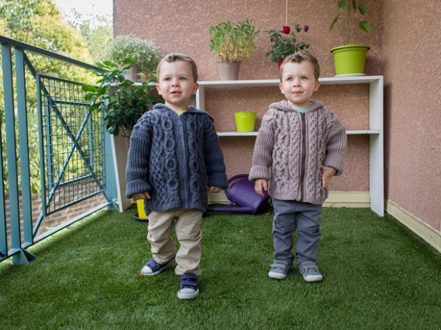 Veste-à-capuche-Double-je-Collection-tricoté-pour-jumeaux