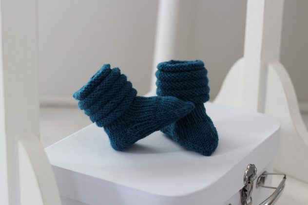 Chaussettes-pour-bébé-tricotées-main-en-laine-mérinos-Made-in-France-Indigo-Gazouillise-t-cie