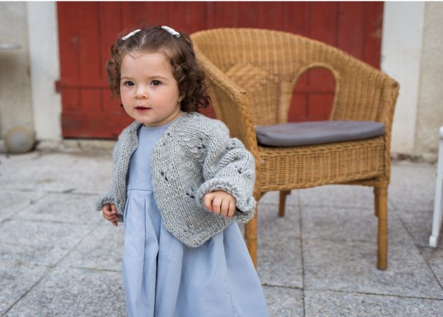 Boléro-gris -perle-en-cachemire-tricoté-main-pour-petite-fille-18-24 mois