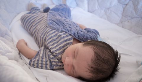 Baby-boy-grenouillère-pour-bébé-en-coton-Quattro-de-Lang-Yarns.jpg