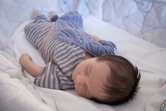 Baby-boy-grenouillère-pour-bébé-en-coton-Quattro-de-Lang-Yarns.jpg
