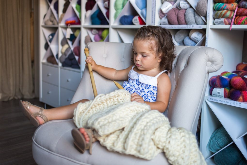 petite fille qui tricote