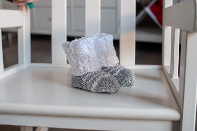Surprise chaussettes tricotées main pour la maternité