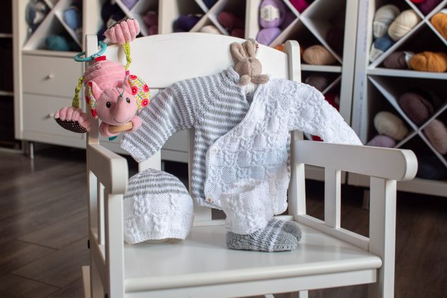 Surprise ensemble bébé tricoté main pour la maternité-