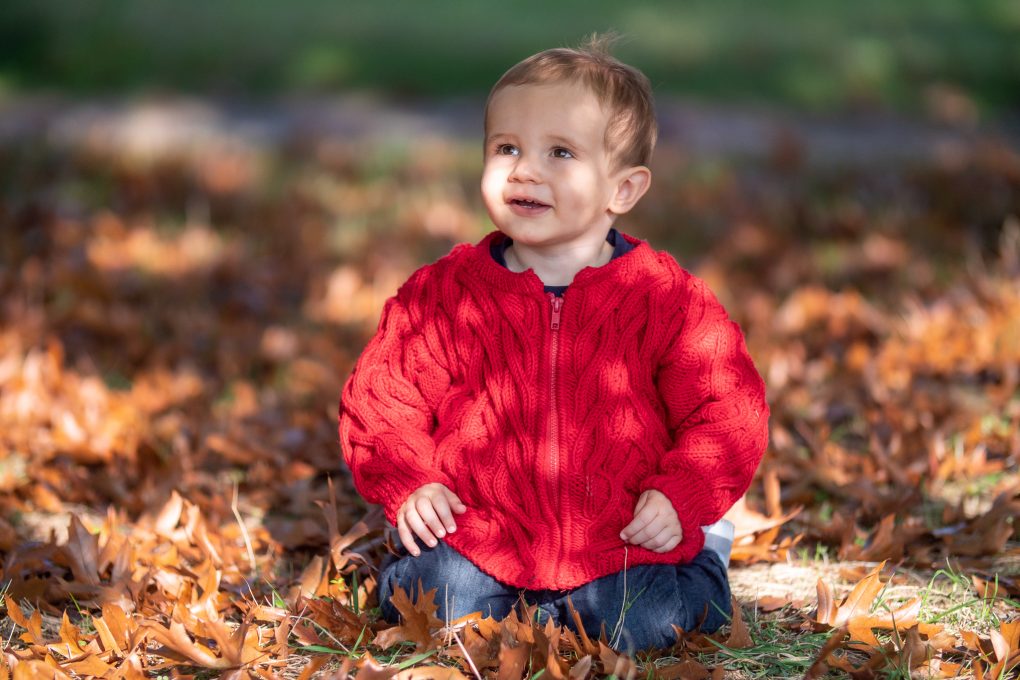Arabesque-gilet-zippé-tricoté-main-pour-bébé.