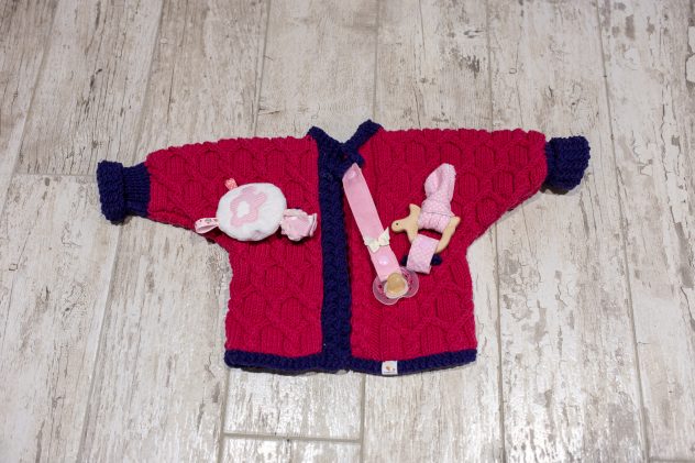 Gilet-demi-saison-pour-bébé-tricoté-en-Aubusson-de-Fonty
