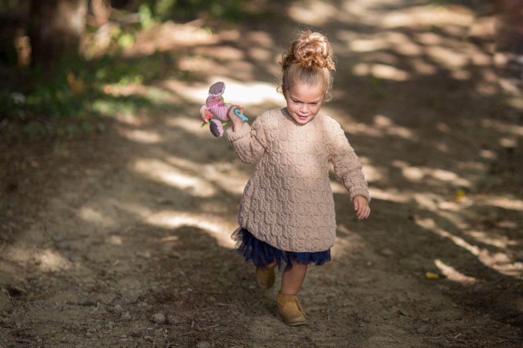 Leffet-papillon-Modèle-de-manteau-enfant-à-tricoter_tricot-hiver-2018-2019
