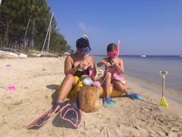 12 de mère en fille sur la plage abandonnée tricoteuses et crustacées...