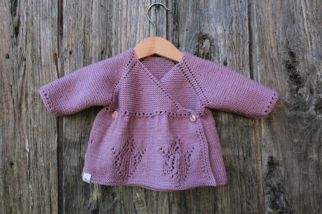 Douce violette cache-coeur de naissance en laine noble et fançaise