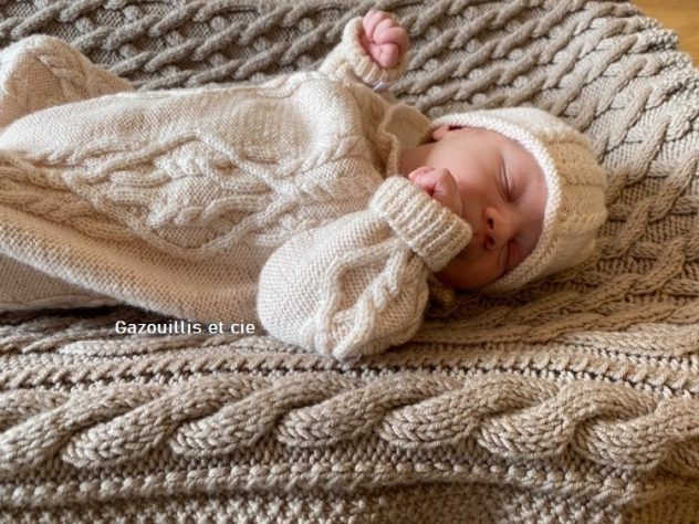 astelle-ensemble grenouillère - bonnet-tricoté main-taille Naissance- gazouillis et cie-2020