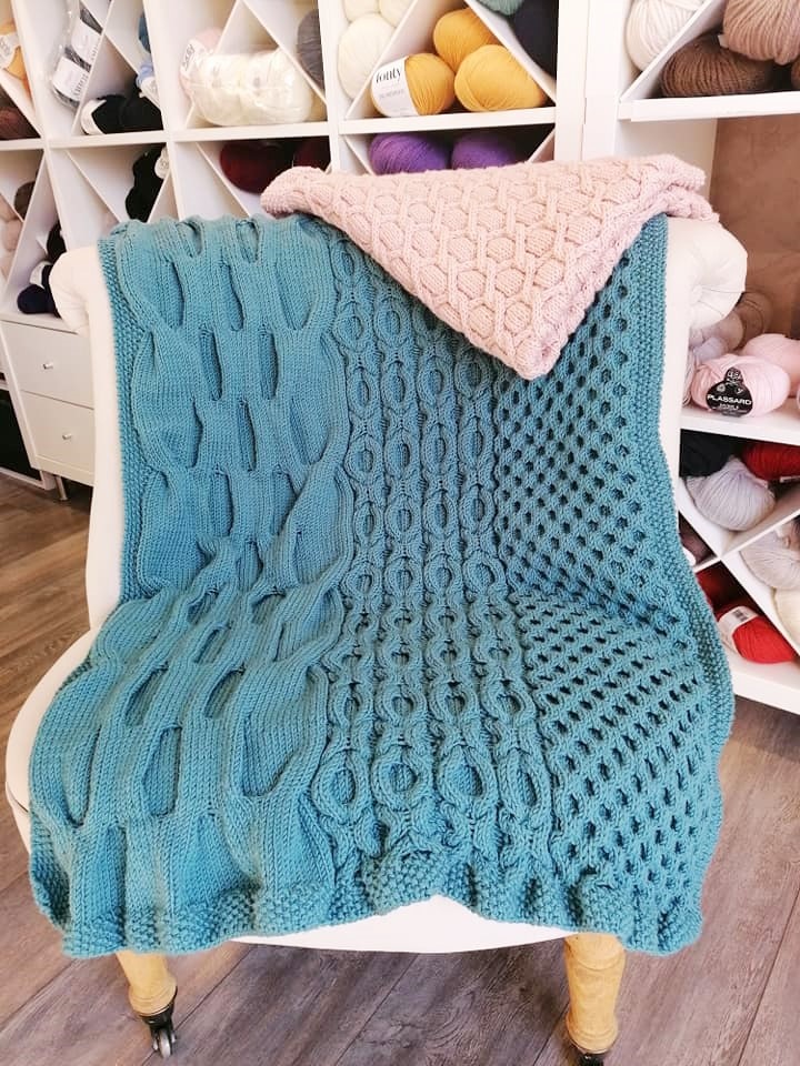 couverture pour bébé tricotée main