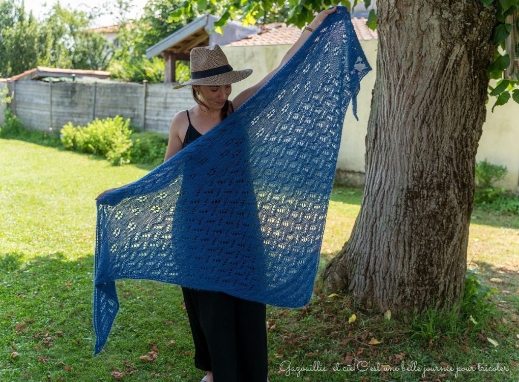 Modele-Chale-Femme-Birthday-Shawl-Tricote-main.jpg